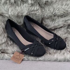 Cliffs by White Mountain Women's Black Crisscross Flats